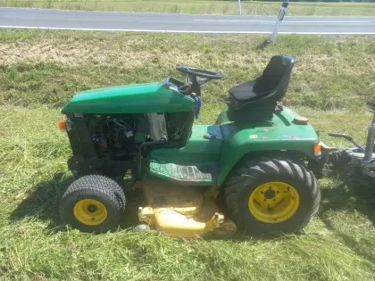 John Deere 415 B Rasentraktor mit 48" Mähwerk zu verkaufen