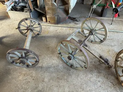 Alte Holzräder, Schlitten, Wagen