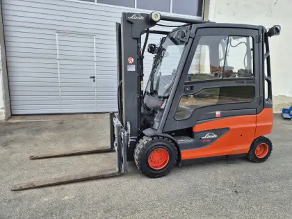 Linde E30L-01 mit Triplexmast 433 cm Hubhöhe