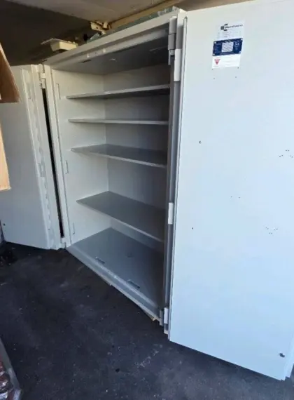 Ein großer Tresor, Wertschrank, Waffenschrank, 2.500 kg schwer