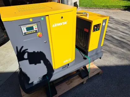 Schraubenkompressor mit Trockner und 300 l Kessel Typ HB-7A