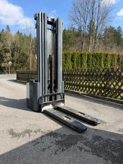 Crown Hochhubwagen Deichselstapler