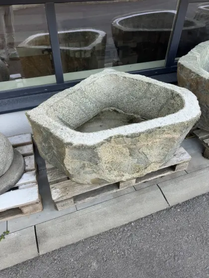 Granit-Brunnentrog, Brunnen