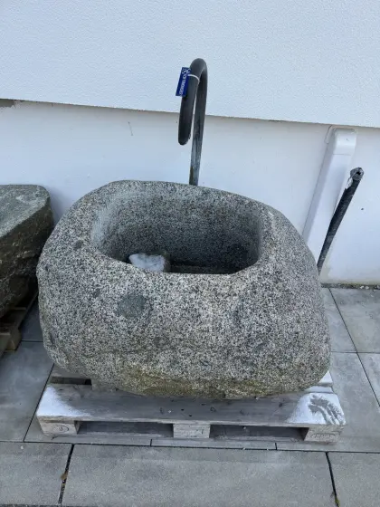 Granit-Findlingsbrunnen, Brunnen