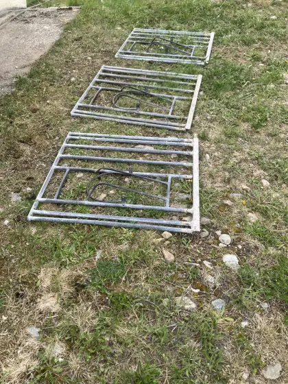 3 alte Kälbertränkegitter