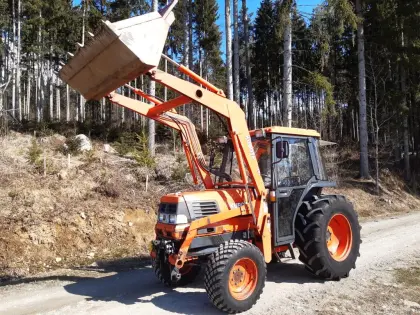Kubota L4200 mit Frontlader und Schaufel
