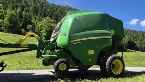 Rundballenpresse John Deere F440M