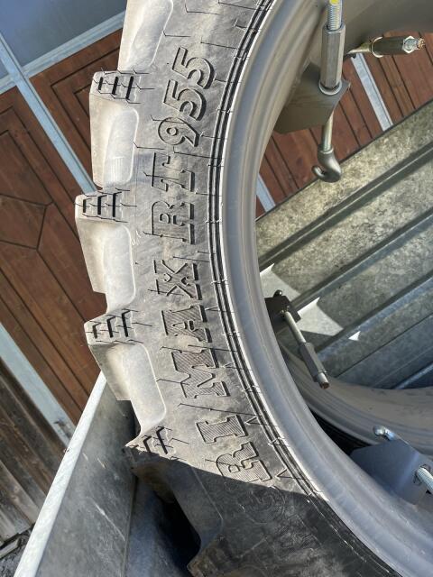 Zwillingsreifen 270/95 R44