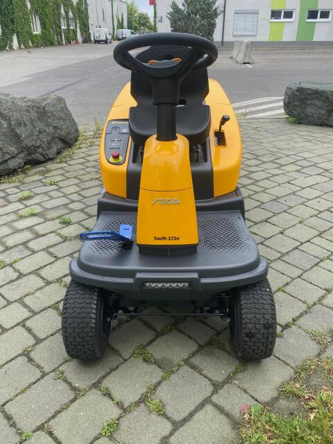 Stiga Swift 372e mit 4 Wechselakkus (2 x 5 Ah, 2 x 7,5 Ah) R