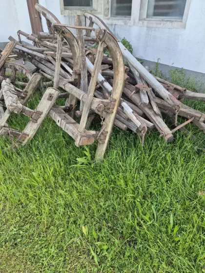 Pferdeschlitten, Wagenräder, Dreschkasten