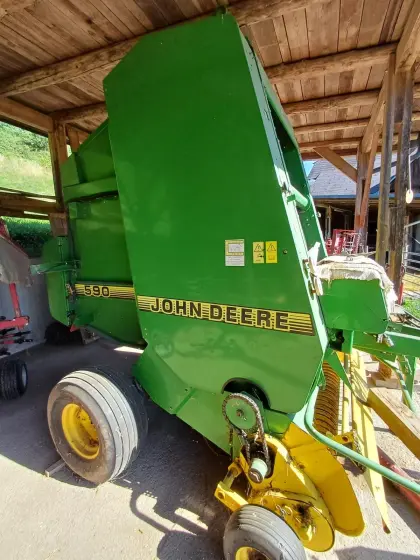 Rundballenpresse John Deere 590