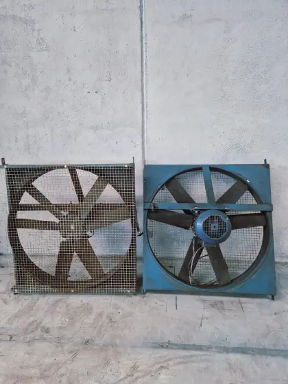 Leistungsstarke Industrie-Ventilatoren, 90 cm Dm.