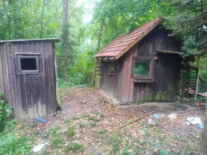 Vermiete alte Hütte am Bach mit einer Rasenfläche von 400 m²
