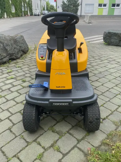 Stiga Swift 372e mit 4 Wechselakkus (2 x 5 Ah, 2 x 7,5 Ah) R