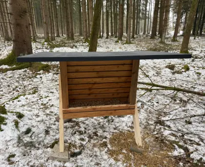 Futterautomat Medium, robuste, wettergeschützte Fütterung