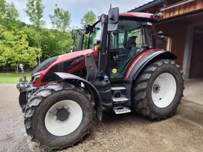 Valtra G135 mit Quicke Q55