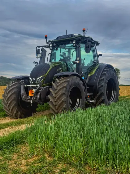 Lohnarbeiten Valtra N175D