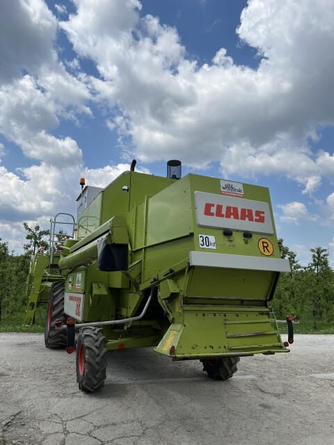 Ich suche einen Claas Dominator Mähdrescher.