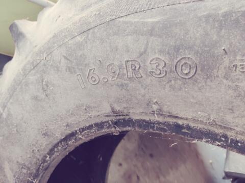 Reifen Kleber 16,9R30 und Trelleborg 600/65R38 TM800