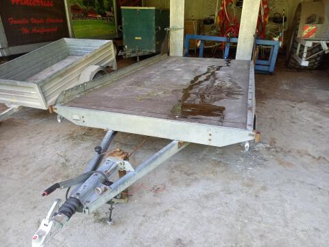 Autoanhänger mit Rampen