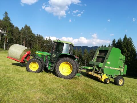 Rundballenpresse John Deere 590