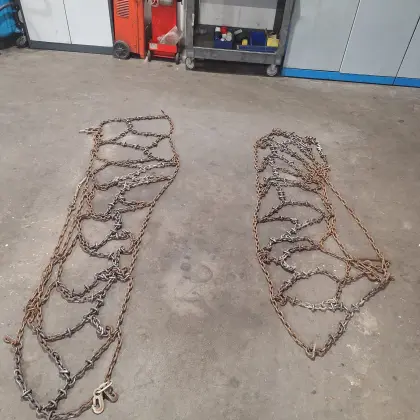 Traktorschneeketten und Traktorreifen Kleber