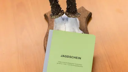 Hochwertige Jagdausrüstung und gültige Jagdscheine