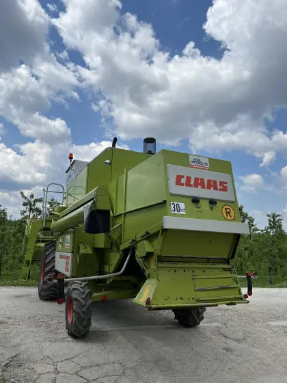 Ich suche einen Claas Dominator Mähdrescher.