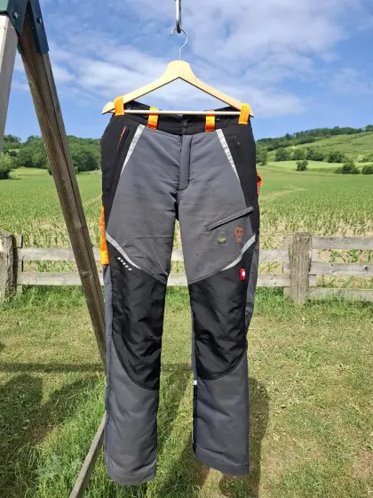 Schnittschutzhose Engelbert Strauss inkl. Forstjacke und Helm