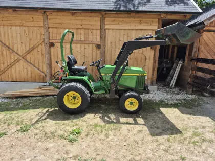 John Deere 670 Kleintraktor mit Frontlader John Deere 670
