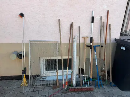 Diverse Gartengeräte, Garagenfund, Erdsortierer aus Edelstahl