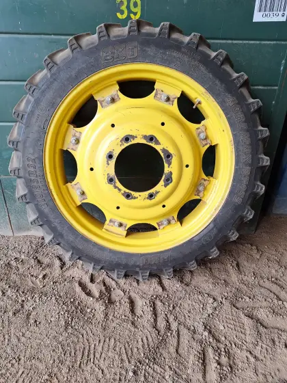 Pflegebereifung John Deere 6210