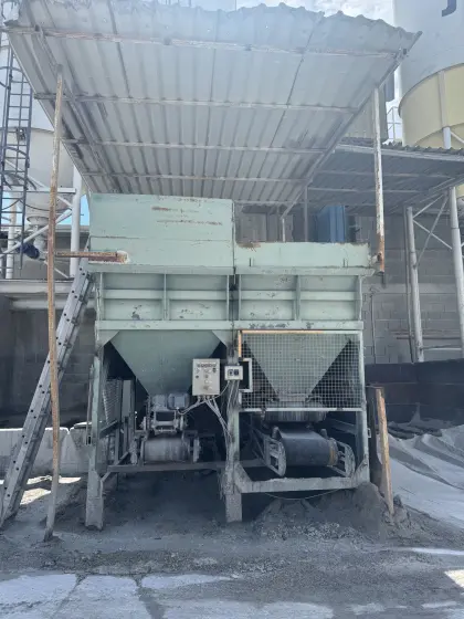 Sandsilo mit Förderband