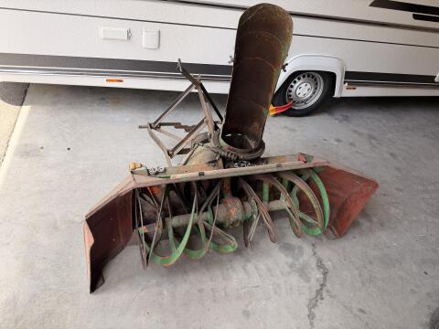 Frontanbau-Schneefräse, Schneeschleuder für Traktor, Oldtimer