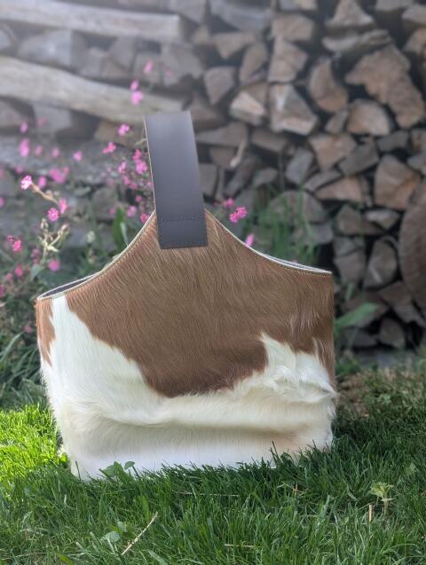 Kaminholztasche aus Kuhfell, Filz und Leder