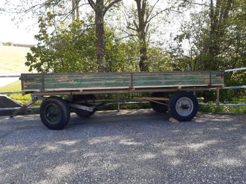Verschenke zweiachsigen Gummiwagen