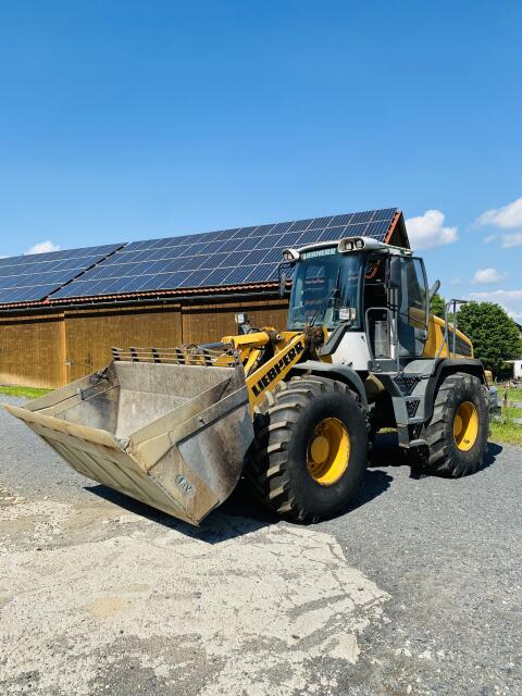Liebherr L 538 mit Ackerbereifung und Palettengabel