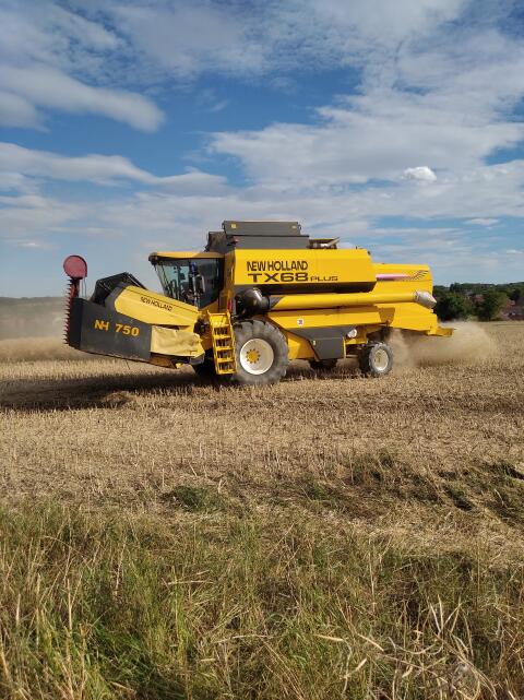 New Holland TX 68 Plus 330 PS