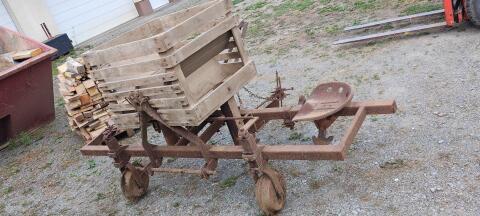 Alte Kartoffelsetzmaschine