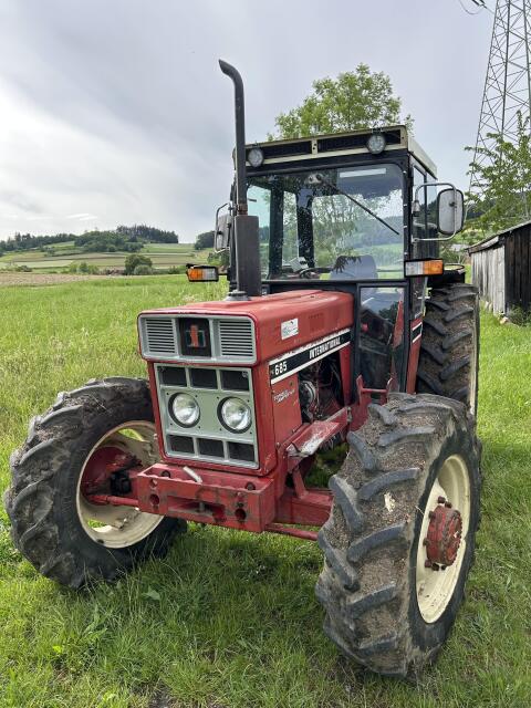 IHC 685 Allrad inkl. Frontlader, Schaufel und Schneeketten
