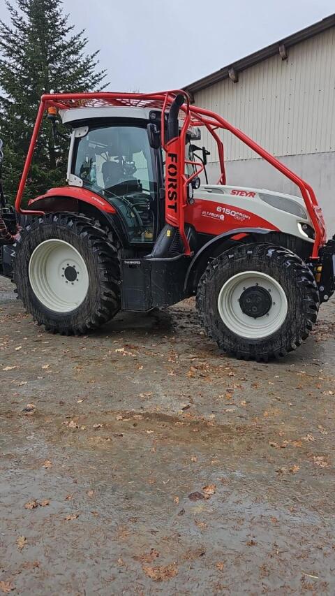 Forsttraktor und Rückewagen