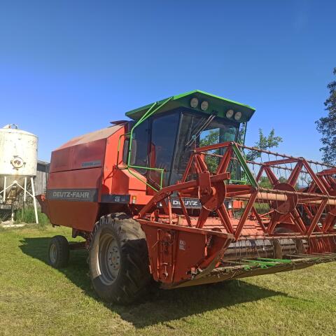 Mähdrescher Deutz-Fahr mit Häcksler, Rapsschneidwerk M2385