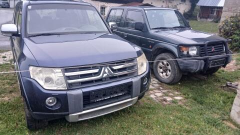 2 Mitsubishi Pajero