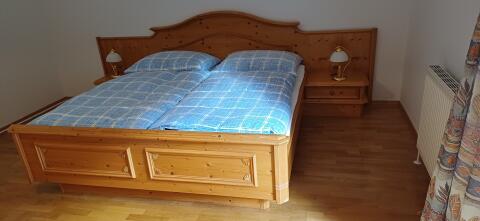 Bett mit Nachtkästchen, Lattenrost und Matratze