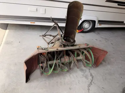 Frontanbau-Schneefräse, Schneeschleuder für Traktor, Oldtimer