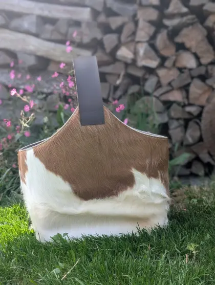 Kaminholztasche aus Kuhfell, Filz und Leder