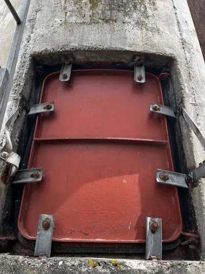 Betonsilo, Stahltüren, Leitern