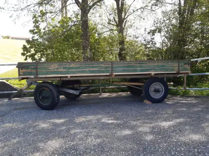 Verschenke zweiachsigen Gummiwagen