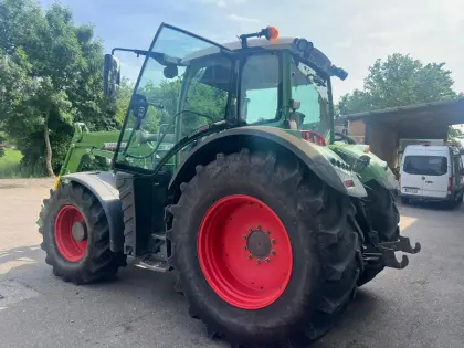 Fendt 724 Vario Profi SCR mit Frontlader