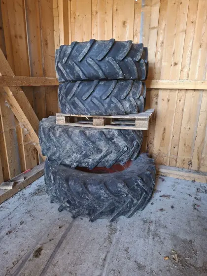 Komplett-Räder 480/65 R34 und 380/65 R24, Schneeketten
